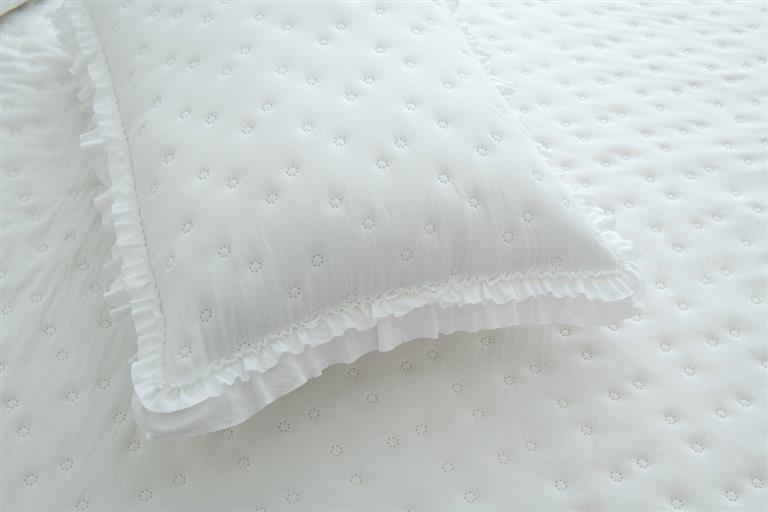 Set Colcha BOUTI + Funda/s Cojín a juego MONIQUE blanco - Imagen 3
