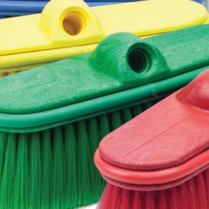 CEPILLO CON FIBRA DE NYLON Y DEFENSA PARA GOLPES